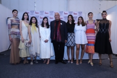 INIFD-CEO-Mr.-Anil-Khosla-with-the-Gen-Next-Designers-during-Post-Show-Press-conference